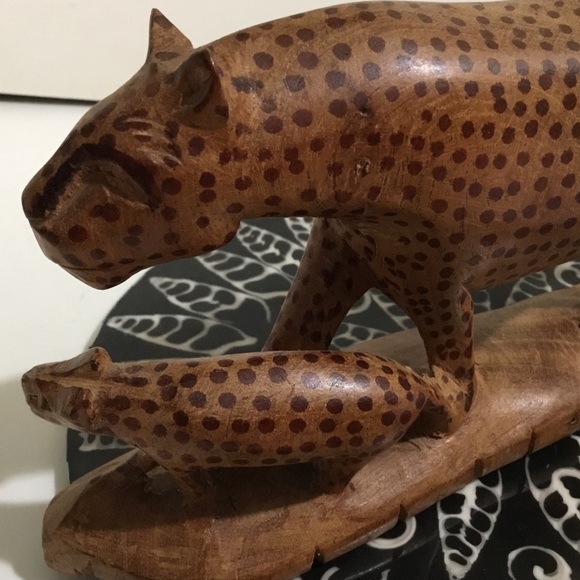 Hand carved wood cheetah and cub - Picture 9 of 9